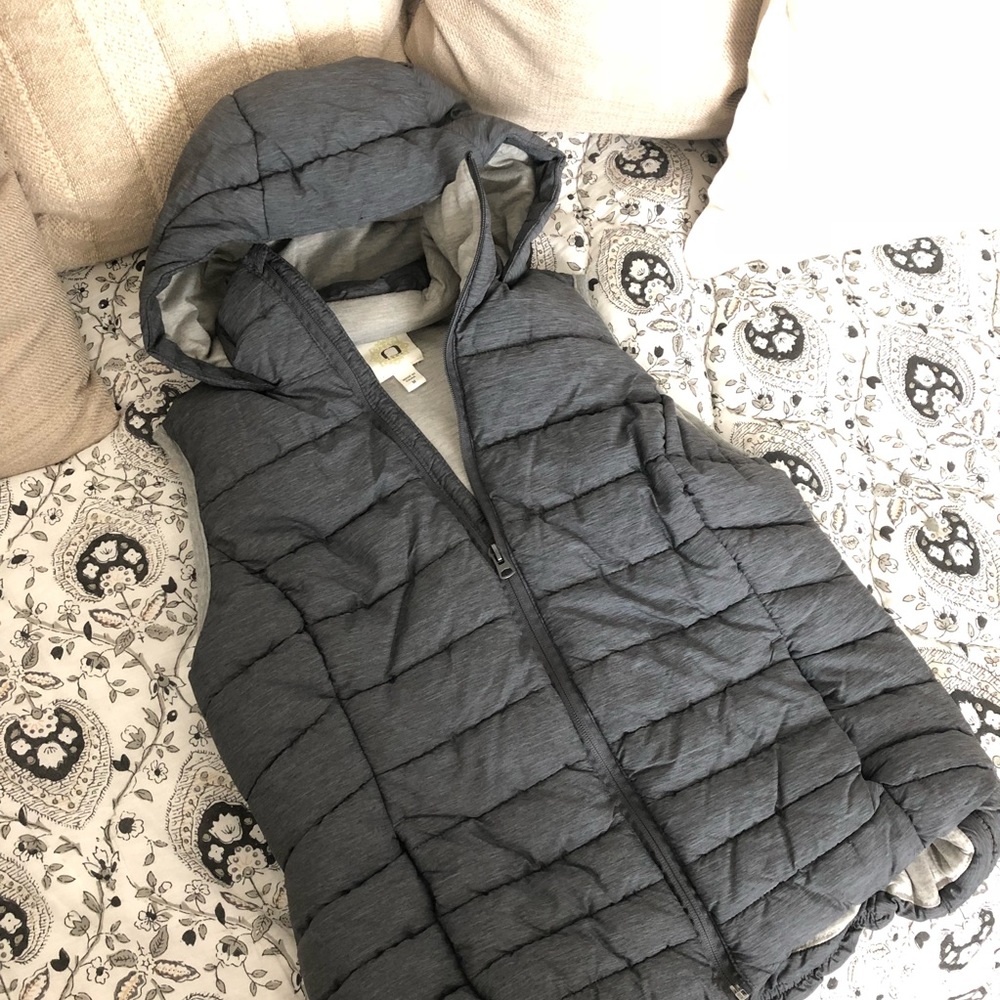 Women’s puffer vest; M